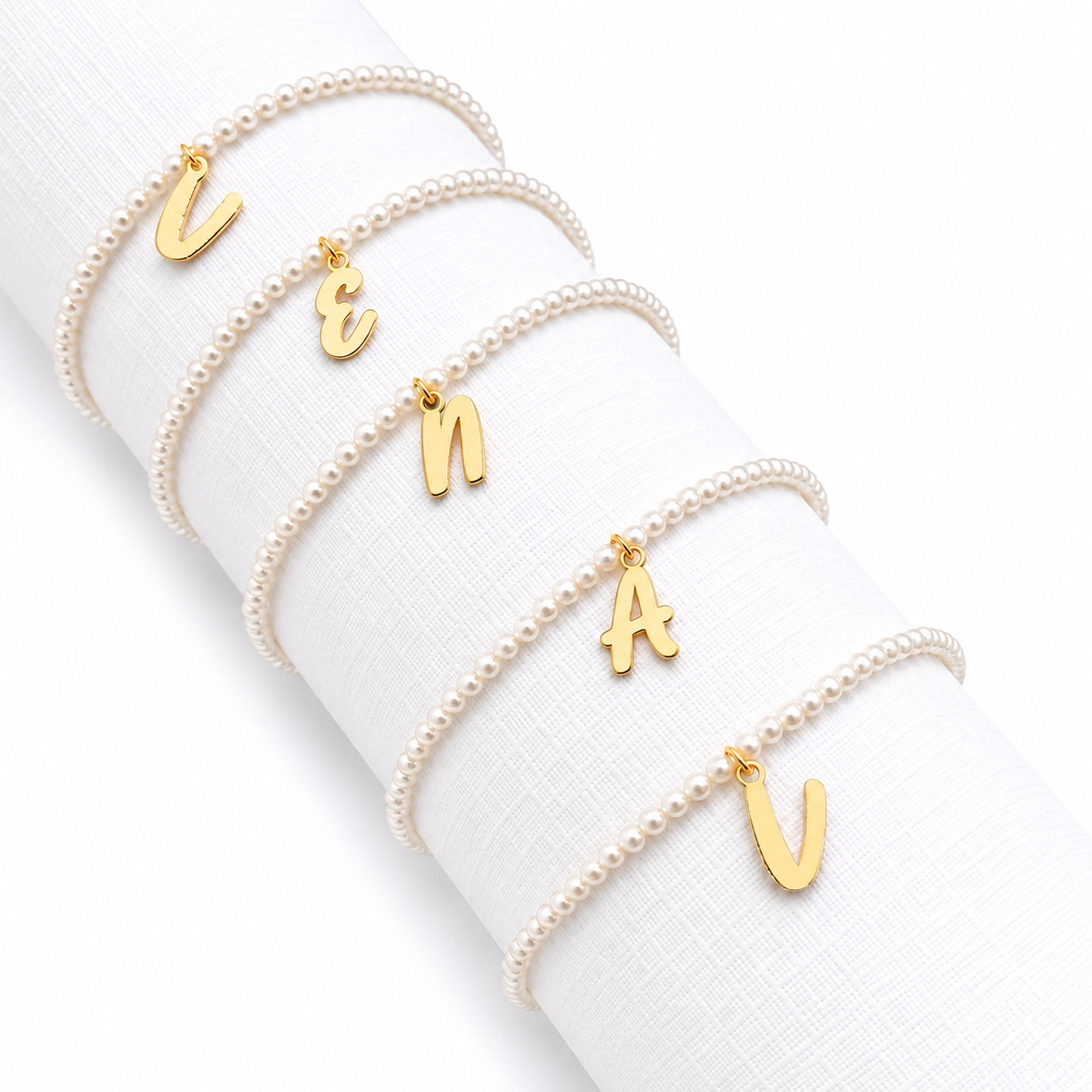 PULSERA CON PERLAS E INICIAL DE ORO AMARILLO
