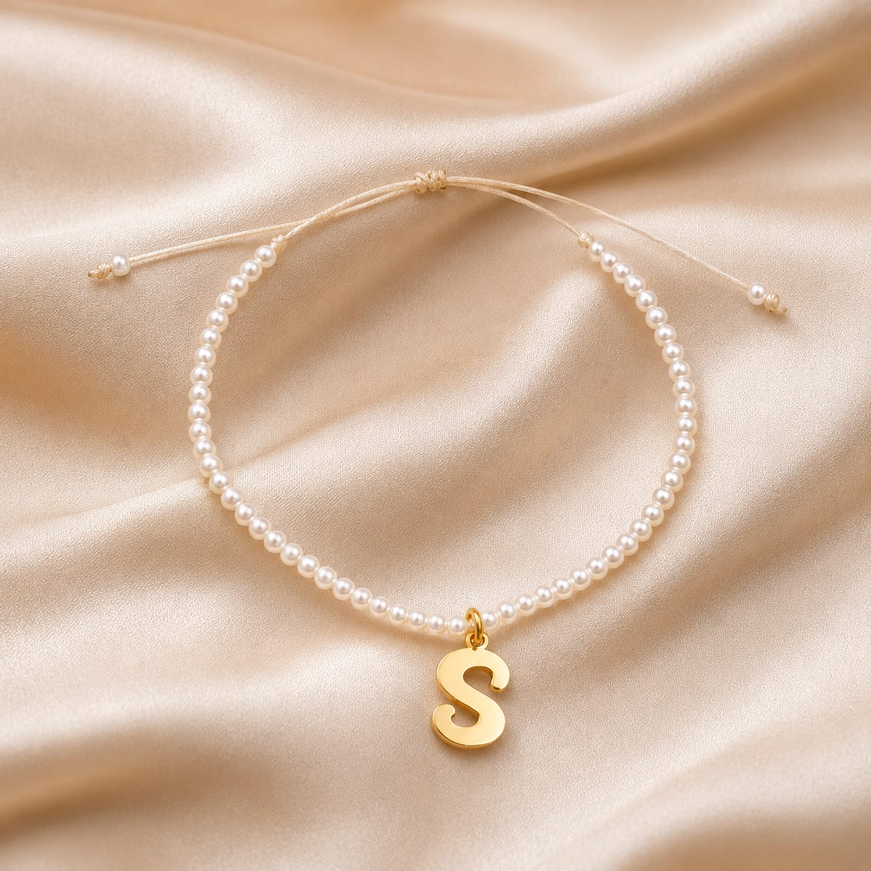PULSERA CON PERLAS E INICIAL DE ORO AMARILLO